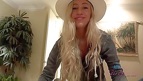 Slutty girl gets footed up and off in the foot fetish vid