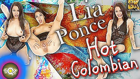 Colombian girl masturbates while playing with her pussy