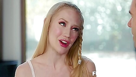 Hot blonde is kicked out by her employer for not paying