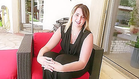 Teen gets a facial from her boyfriend after cunnilingus