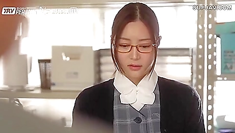 Japanese housewife cums after being pounded by a dude