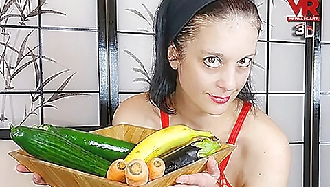 Amateur brunette fingering her pussy in the vr porn video