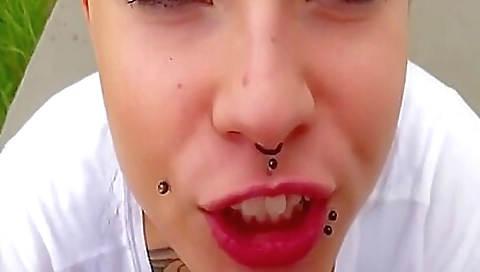 Tattoo-schlampe Lutscht Und Kotzt Die Ficksuppe Aus